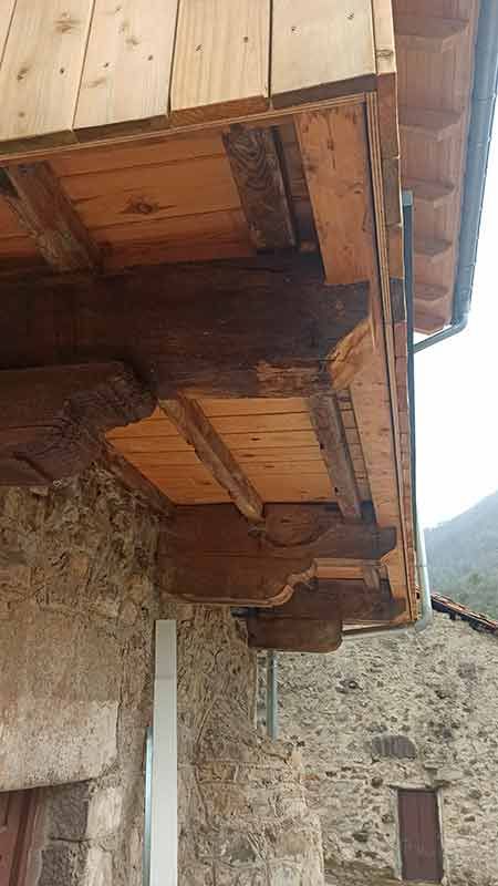 Detalle de trabajo en madera del balcón