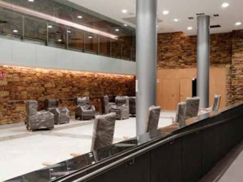 Sala amplia con paredes de piedra y butacas