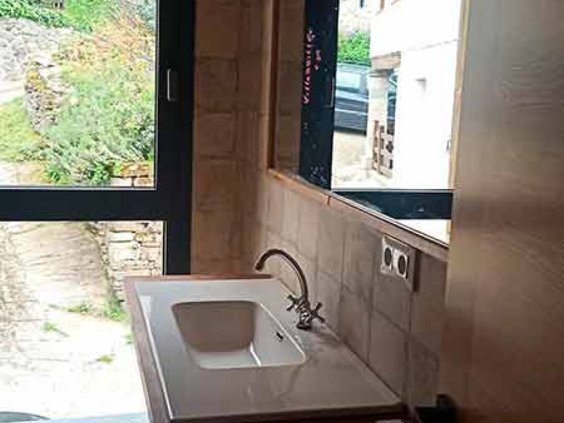 Lavamanos de cerámica en baño de madera