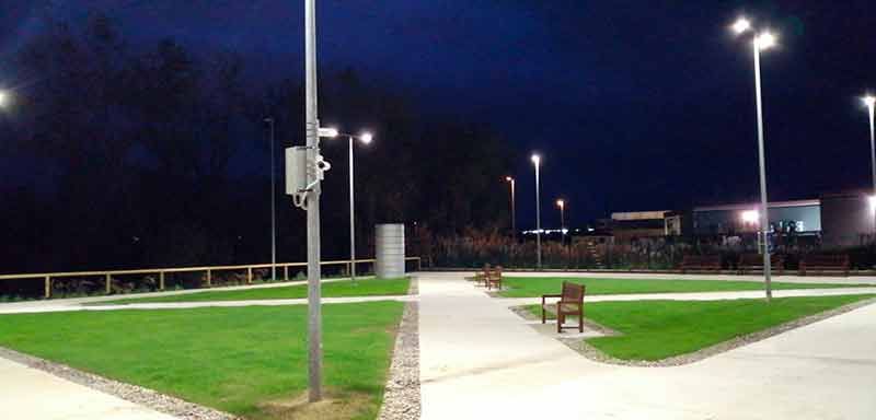 Camino de tierra en parque de césped