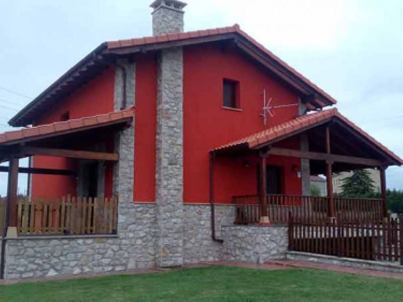 Chalet con porches de madera