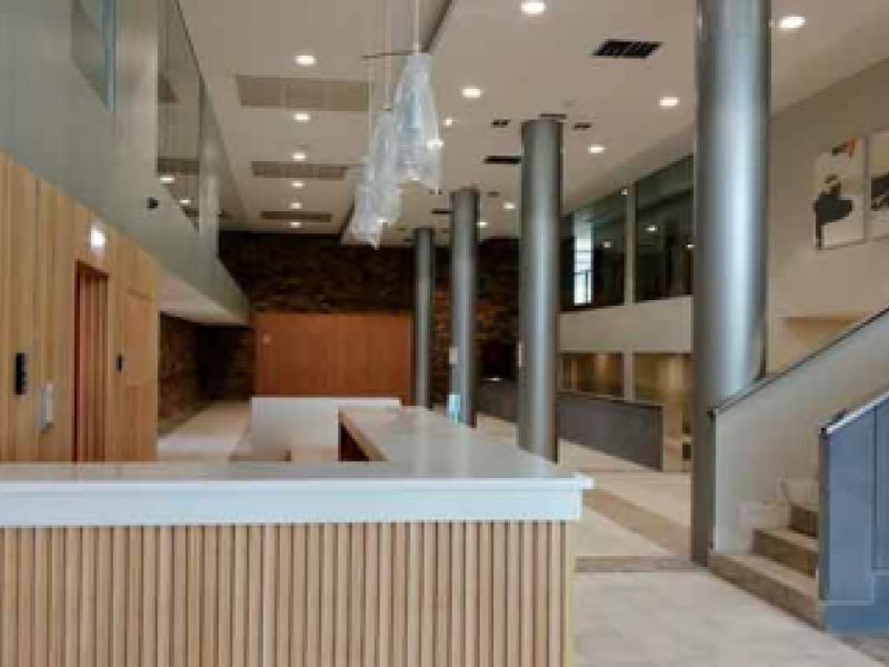 Mostrador de madera y techo sostenido por columnas