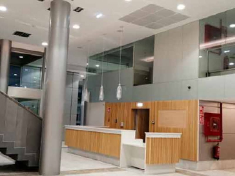 Recibidor amplio con mostrador de madera y escalera