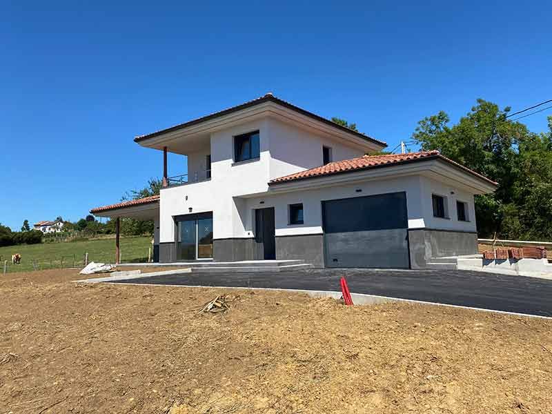 Detalle de garaje integrado en chalet