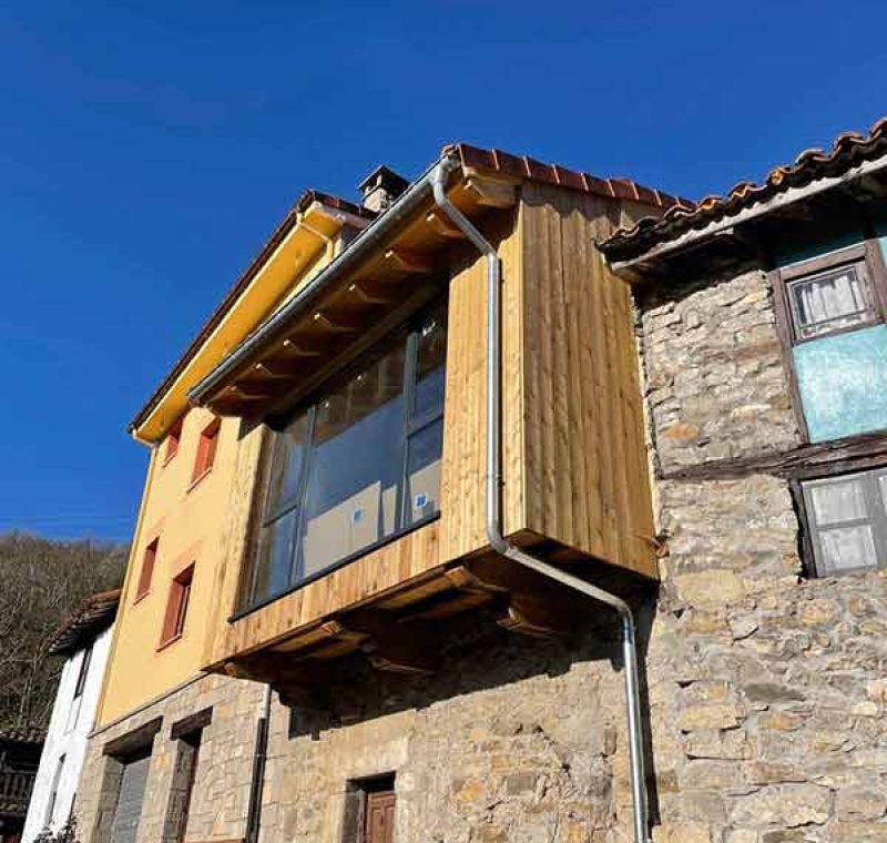 Galería de madera que sobresale de la fachada