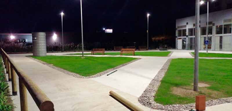 Barrera de madera y caminos del parque