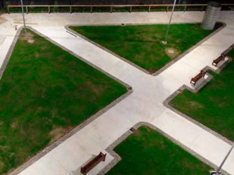 Vista aérea de parque con césped y bancos