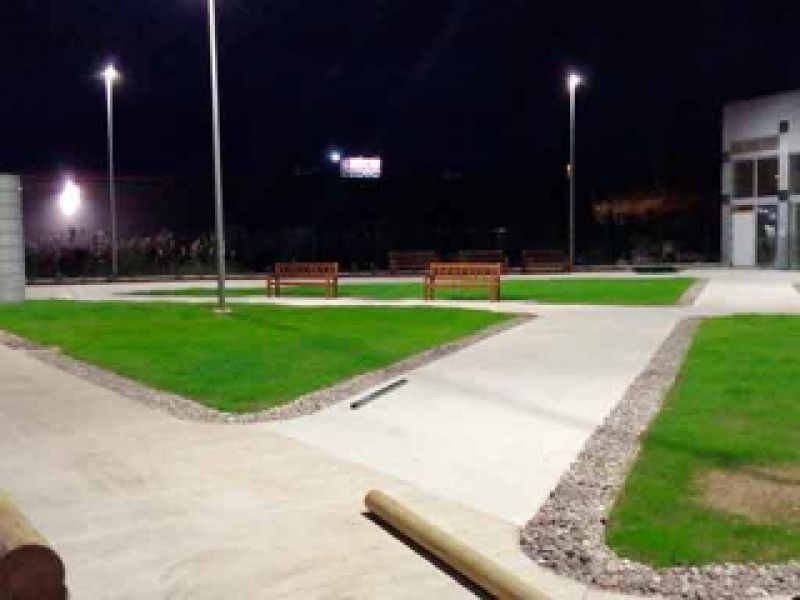 Barrera de madera y caminos del parque