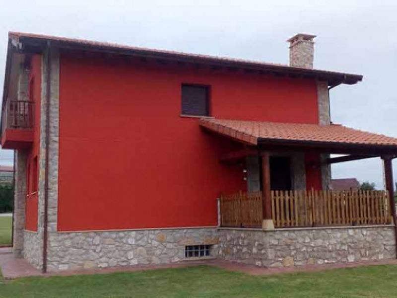 Porche lateral de casa roja