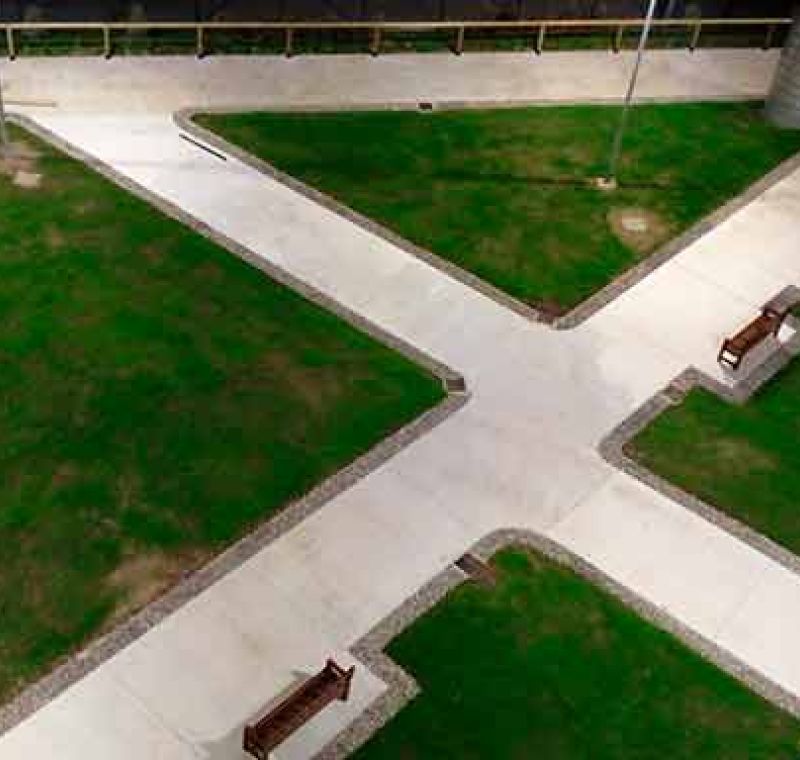 Vista aérea de parque con césped y bancos