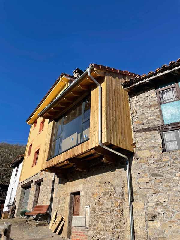 Galería de madera que sobresale de la fachada