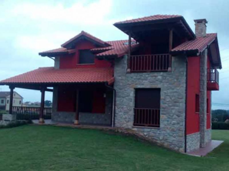 Casa de dos plantas con terraza