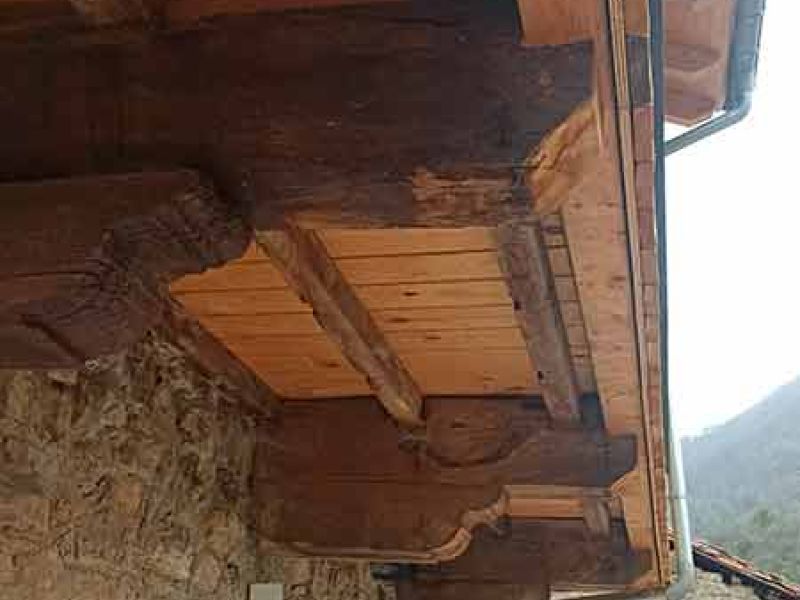 Detalle de trabajo en madera del balcón