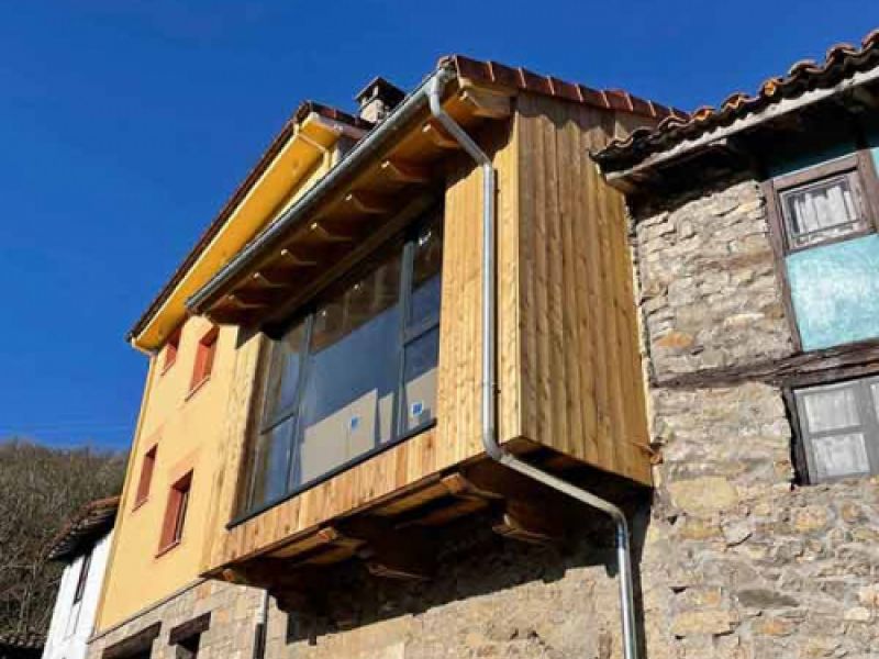 Galería de madera que sobresale de la fachada