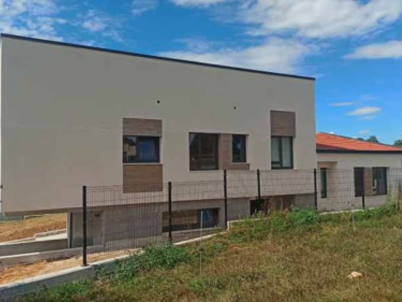 Vista trasera de casa unifamiliar